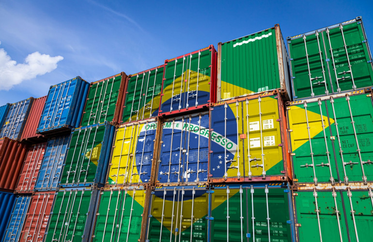 17746-national-flag-of-brazil-on-a-large-number-of-metal-containers-for-storing-goods-stacked-in-rows-770×499